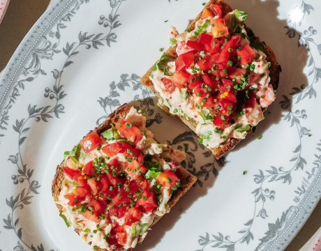 Bruschetta with crab and spicy sauce